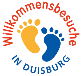 Das Logo zeigt einen gelben Fußabdruck links und einen blauen Fußabdruck rechts. Darüber wölbt sich ein roter Schriftzug mit der Aufschrift „Willkommensbesuche“, der die Willkommensbesuche hervorhebt, und darunter ein blauer Schriftzug mit der Aufschrift „in Duisburg“.